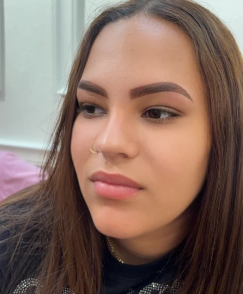 Cejas con micropigmentación de aspecto natural