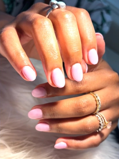 Manicura rosa en forma almendrada