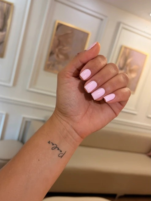 Uñas cortas rosa pastel