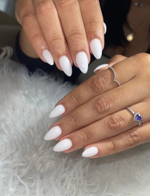 Uñas almendradas blancas