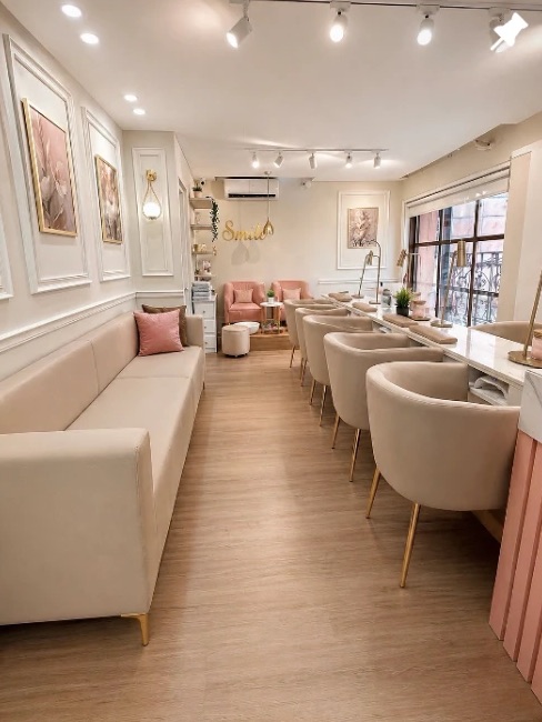 Salón principal con sillones beige, molduras y cuadros dorados